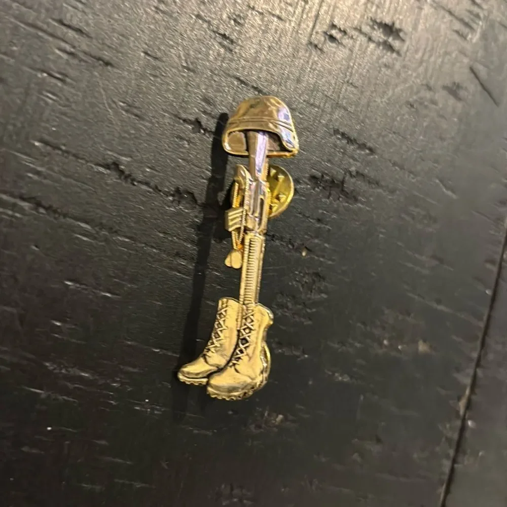 Battlefield Cross Lest They Be Fallen Soldier Pin​